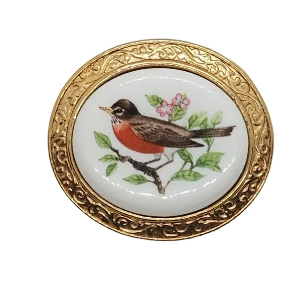 AVON 1982 " BIRDS OF NATURE" COLLECTION ROBIN & FOLIAGE PORCELAIN & GOLD BROOCH - Picture 1 of 3